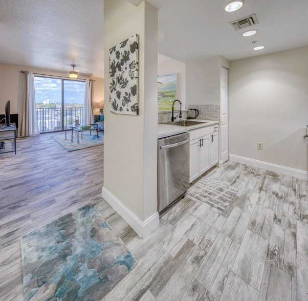 Building Photo - 511 Lucerne Ave