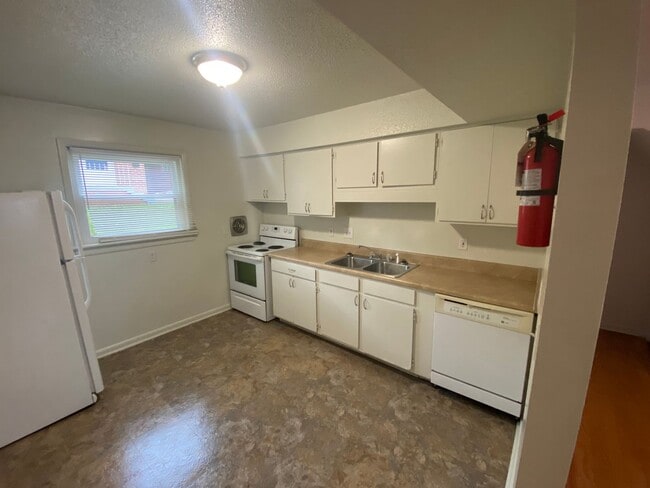 Building Photo - Adorable Townhouse with All Appliances Near Duke West & Hospital
