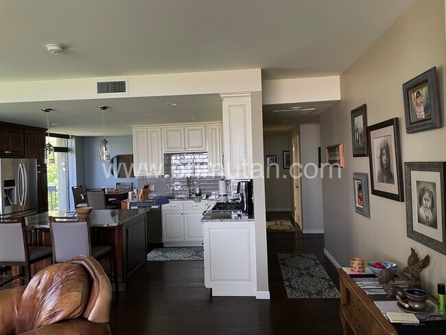 Building Photo - 940 Donner Way