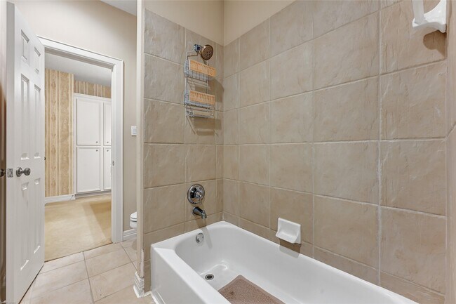 Building Photo - 15222 Hilltop View Dr