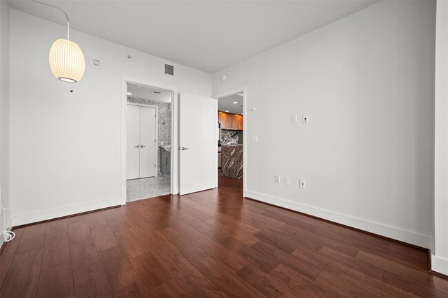 Building Photo - 300 Bowie St