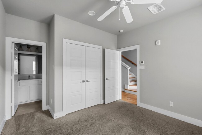 Building Photo - Stunning 3 Bedroom 3.5 Bathroom Townhome i...