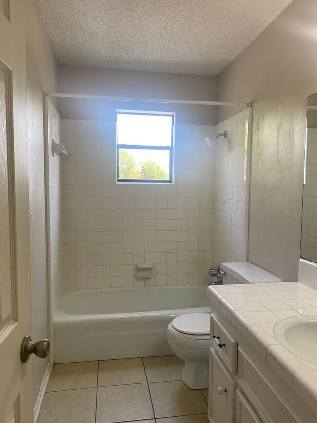 Building Photo - LARGE 4 BEDROOM BELTON ISD