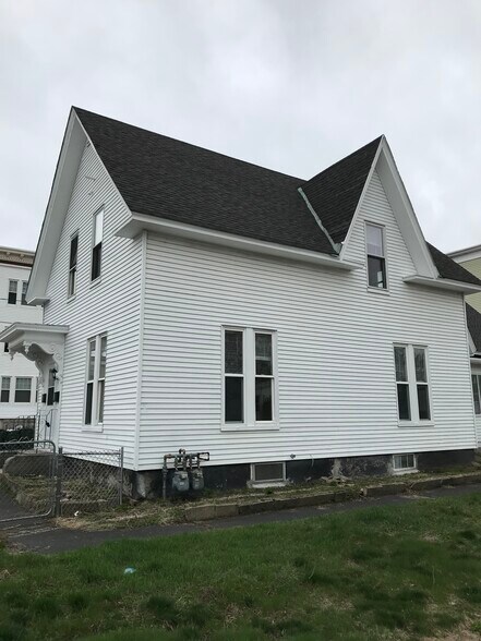 Building Photo - 395 Maple St