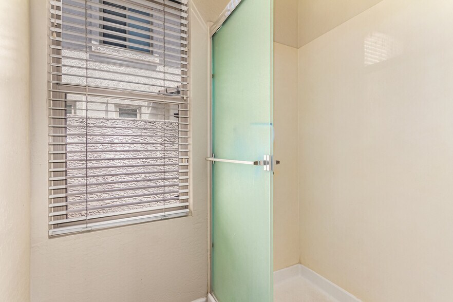 Building Photo - 6804 W Lone Cactus Dr