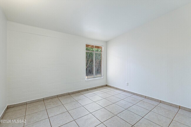 Building Photo - 104 N Douglas Ave