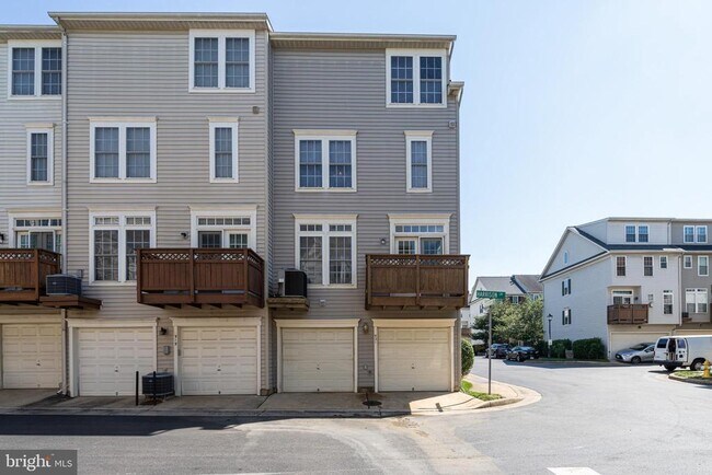 Building Photo - 921 Harrison Cir