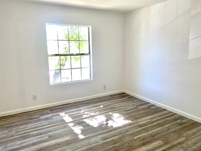 Building Photo - Lovely 2 Bed/2 Bath with Hardwood Floors, ...