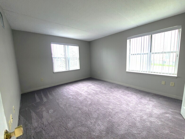 Building Photo - 1 S Point Dr