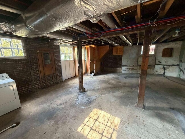 Building Photo - 611 Phillips Ave