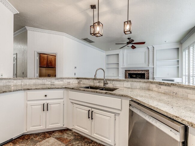 Building Photo - Spacious Home + East Edmond + 4 bedrooms + Fox Lake