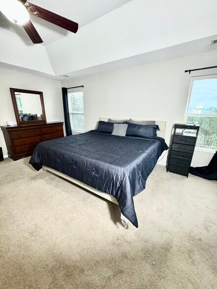 Building Photo - 410 Broadmoore Sq