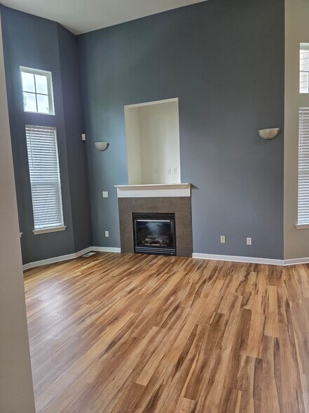 Living - 454 Shelton Pl NE