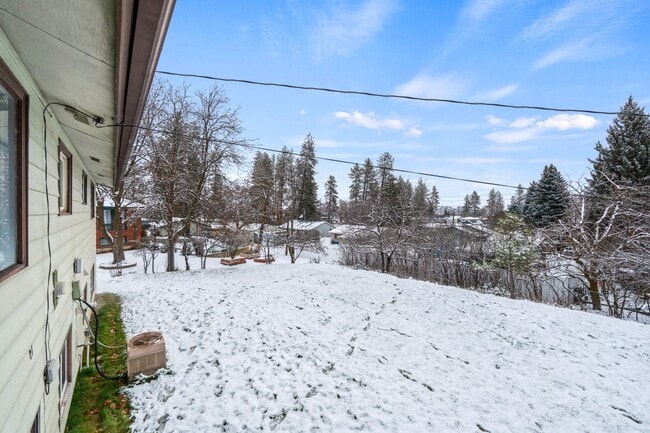 Building Photo - 4-Bedroom Retreat in Medical Lake - 2 Baths & 2,454 Sq/Ft Half Month Rent Free!