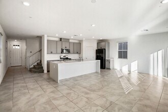 Building Photo - INSPIRADA BEAUTY WITH BED AND FULL BATH ON 1ST FLOOR