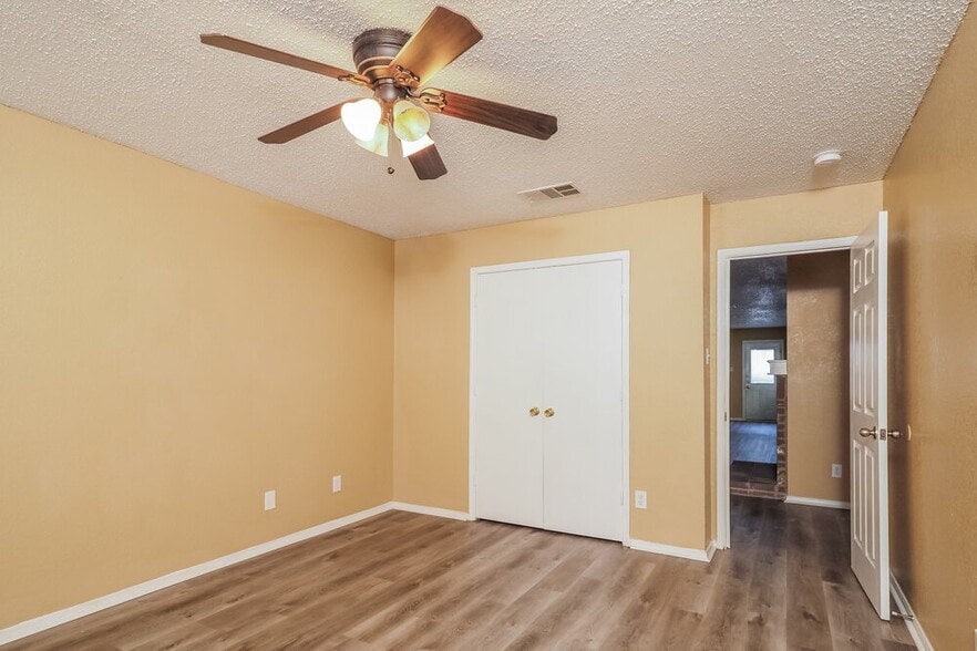Building Photo - 5213 Bedfordshire Dr