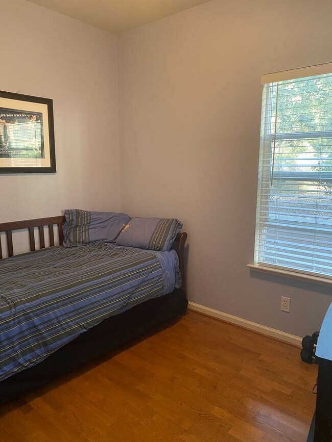 Building Photo - Spacious Ground-Floor 3BD/2BA Condo in Prime Scotts Valley Location