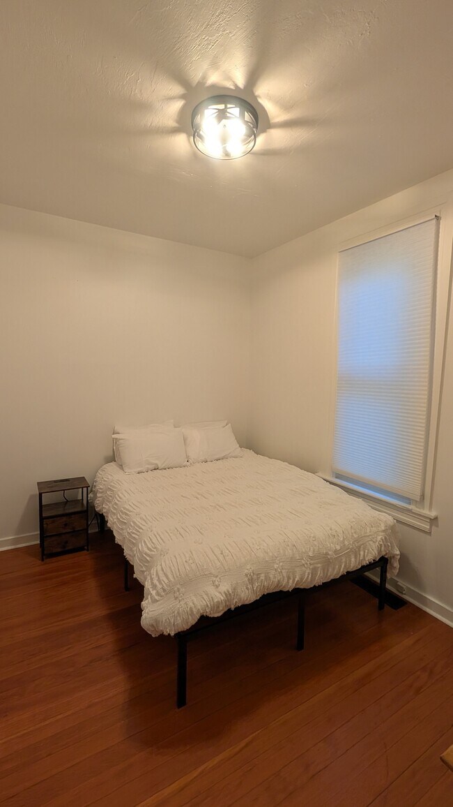 Building Photo - 405 N Cloverdale Blvd