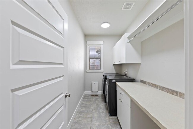 Building Photo - Stylish 4-Bed + Loft Just Minutes from The...