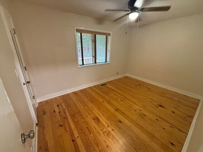 Building Photo - Gorgeous 3-Bedroom, 2-Bathroom Single Fami...