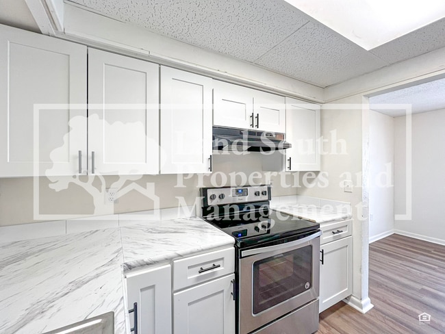 Building Photo - Newly Renovated 3-Bedroom Duplex with Mode...