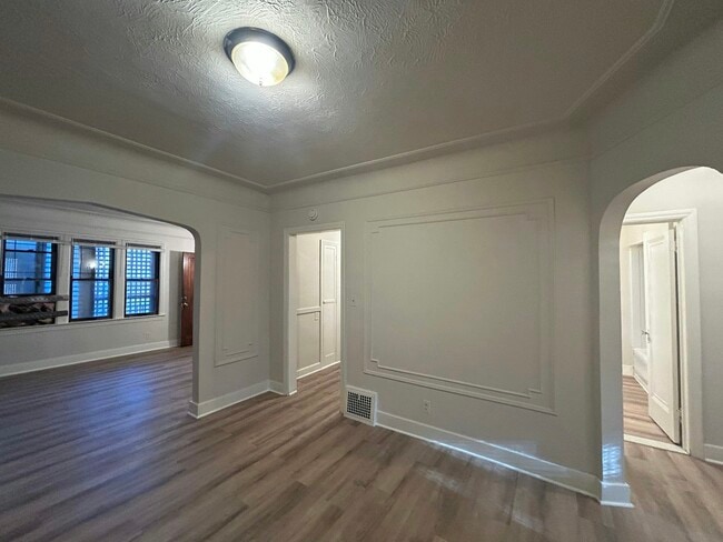 Building Photo - 4401 Buckingham