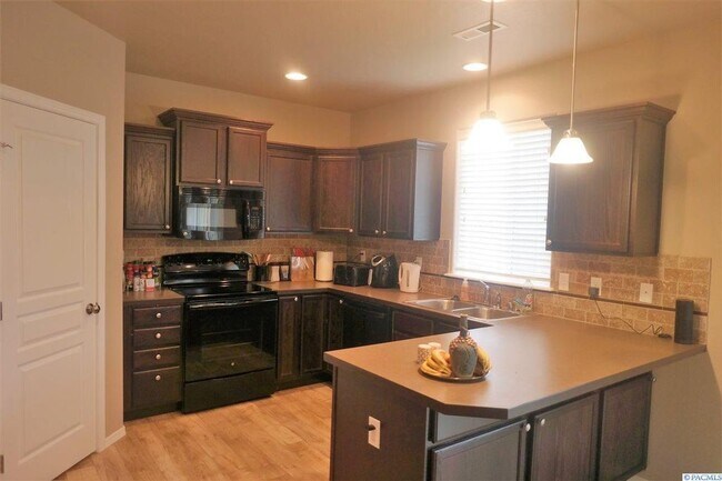 Building Photo - Great Kennewick Location