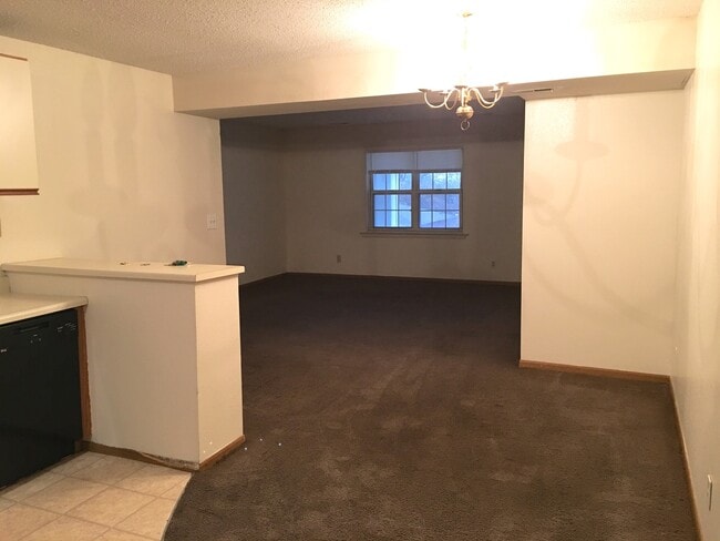 Building Photo - 2 Bedroom Top Floor Apartment - Close to I-70