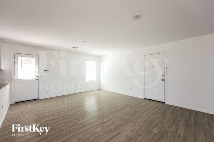 Building Photo - 2403 Lake Hls