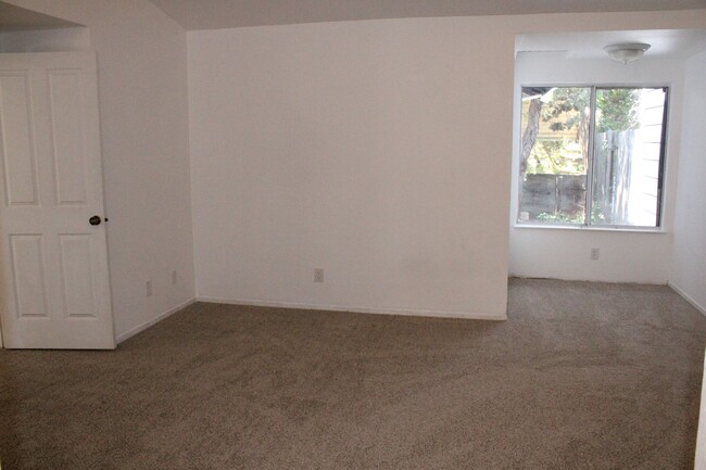 Building Photo - Single Story 3 Bedroom, 2 1/2 Bathroom Tow...