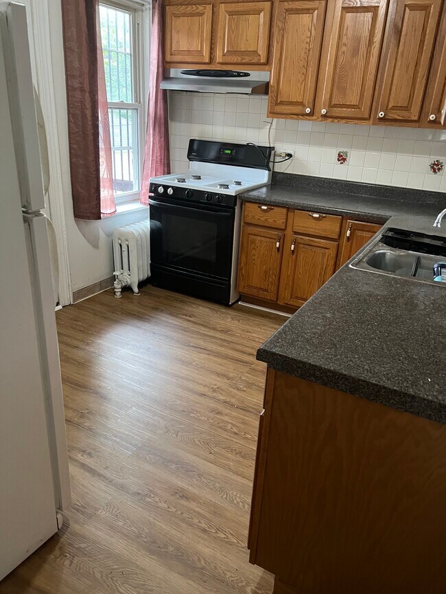 Kitchen - 3007 W Sunnyside Ave