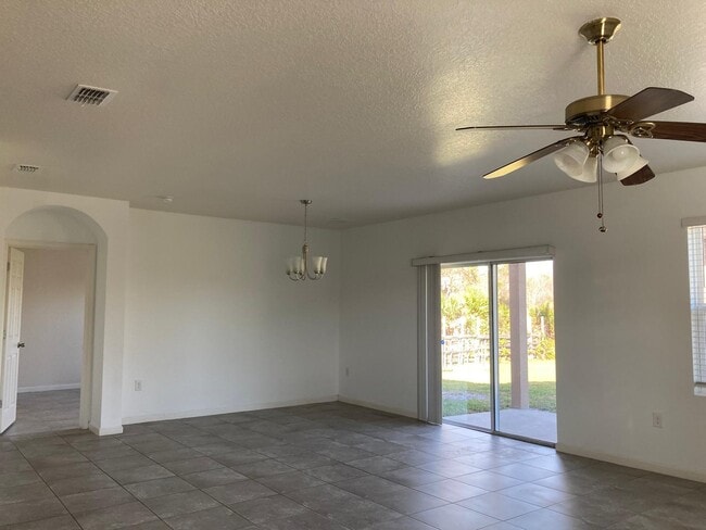 Building Photo - 863 Carlyle Ave