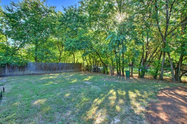 Building Photo - 3208 Northeast Dr