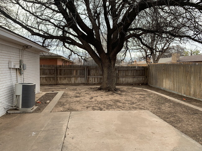 Building Photo - Spacious 2 Bedroom Duplex in Established Neighborhood