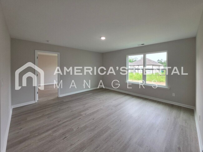 Building Photo - Space to Live, Style to Love!