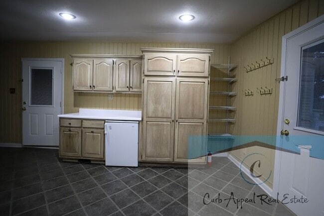 Building Photo - Westside Schools - 3 bed/ 2 bath 2,300 sq.ft.., den/family room, deck in the country on a paved r...