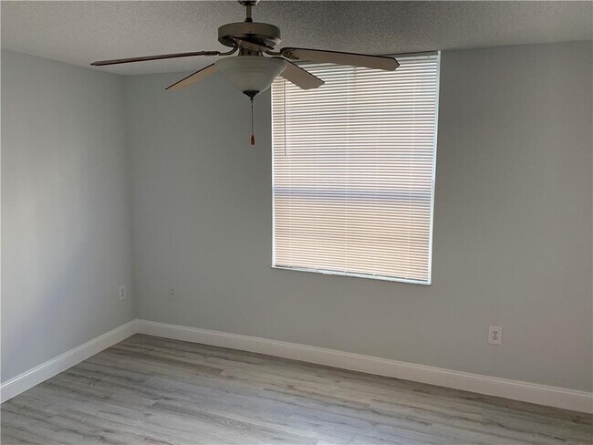 Building Photo - 520 SE 5 Ave