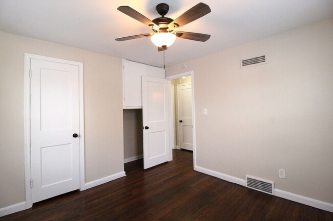 Building Photo - February FREE On This 1 Bedroom 1 Bath Duplex in Navy Hill Area in Olathe