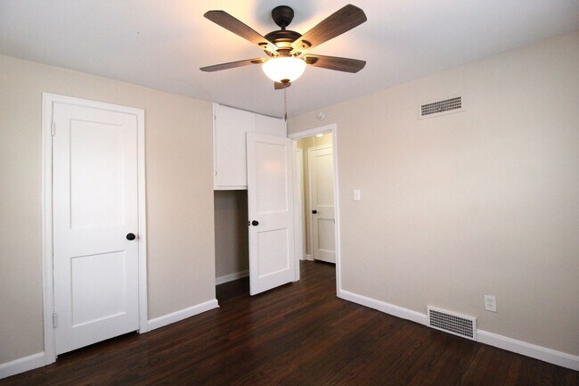 Building Photo - January FREE On This 1 Bedroom 1 Bath Duplex in Navy Hill Area in Olathe
