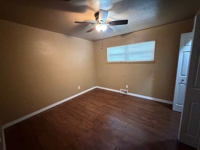 Building Photo - Cozy 3 BDR Home Located in the Sandia Scho...