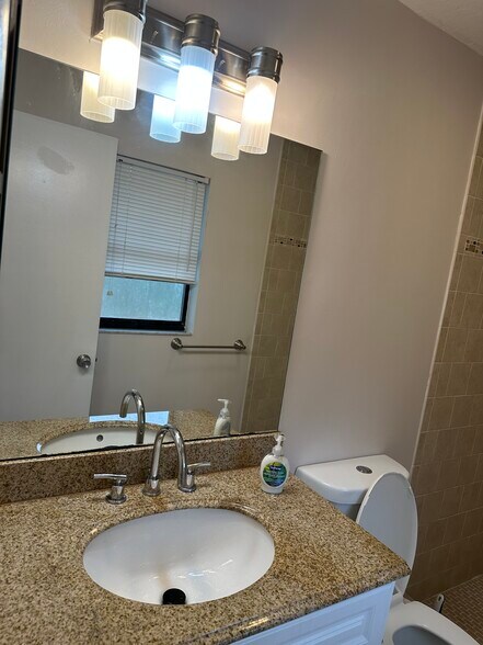 Building Photo - 1110 SW 19th Pl