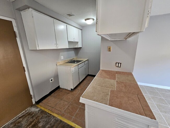 Building Photo - 1885 N Taylor Rd