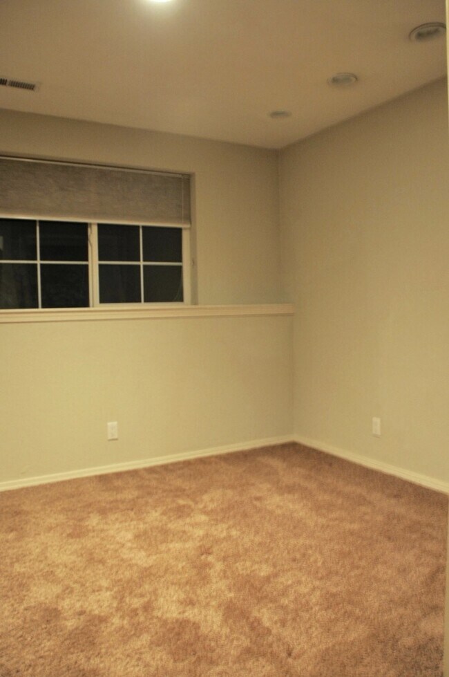 Building Photo - 4 bed 3 bath home with second living room