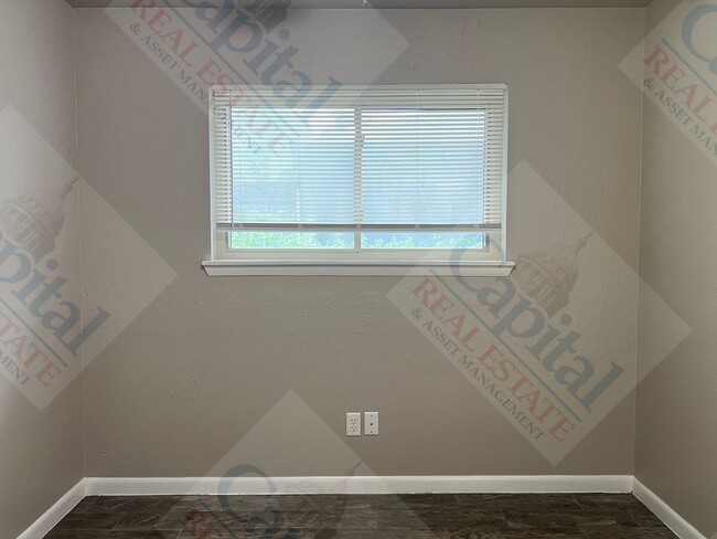 Building Photo - Spacious 3 Bedroom
