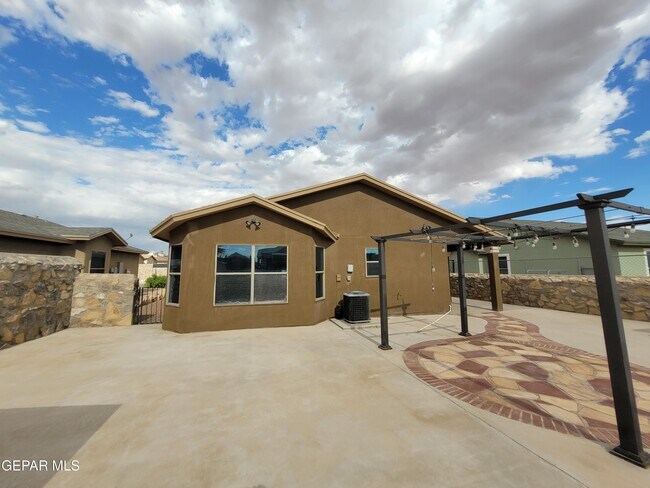 Building Photo - 14247 Hacienda Rock Dr