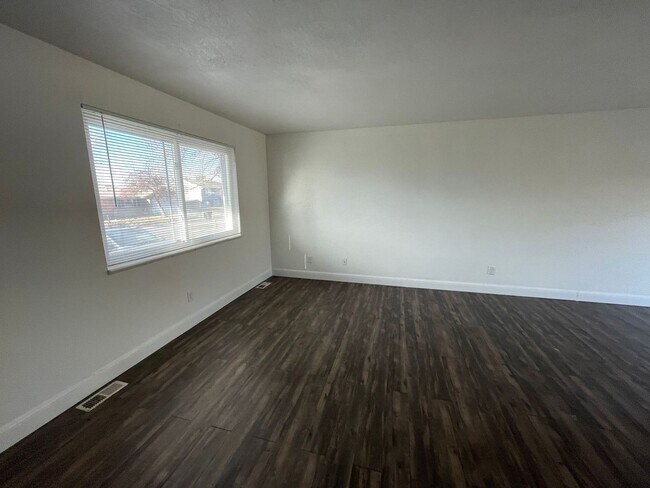 Building Photo - Cozy Tri-Level Home in Thornton! AVAILABLE June 2nd!