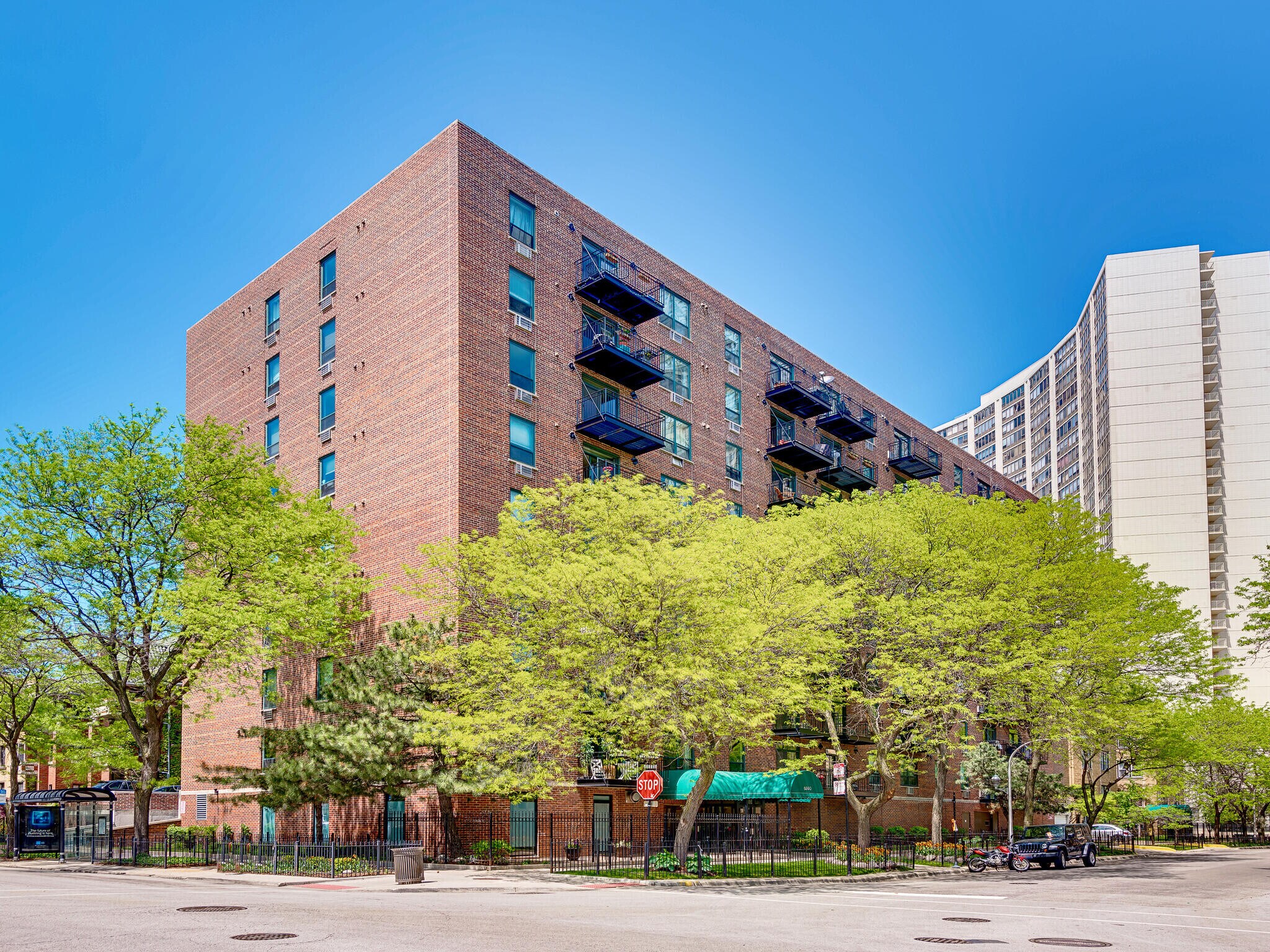 Building Photo - 3900 N Pine Grove Ave