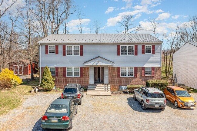 Building Photo - 696 Walborn Rd