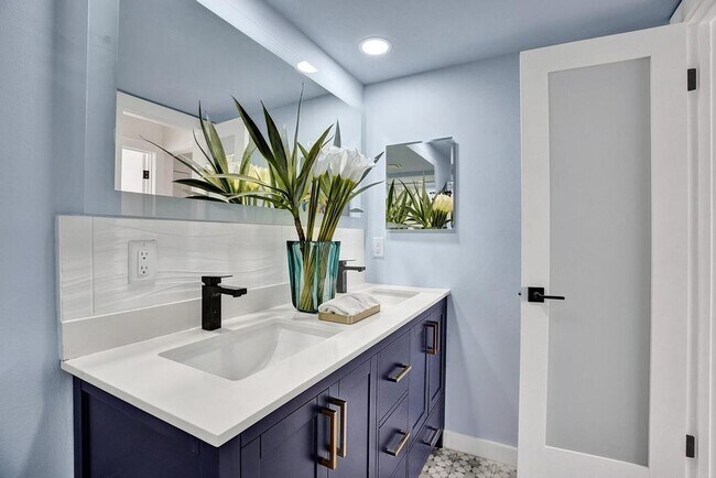 Building Photo - 2701 N Ocean Blvd