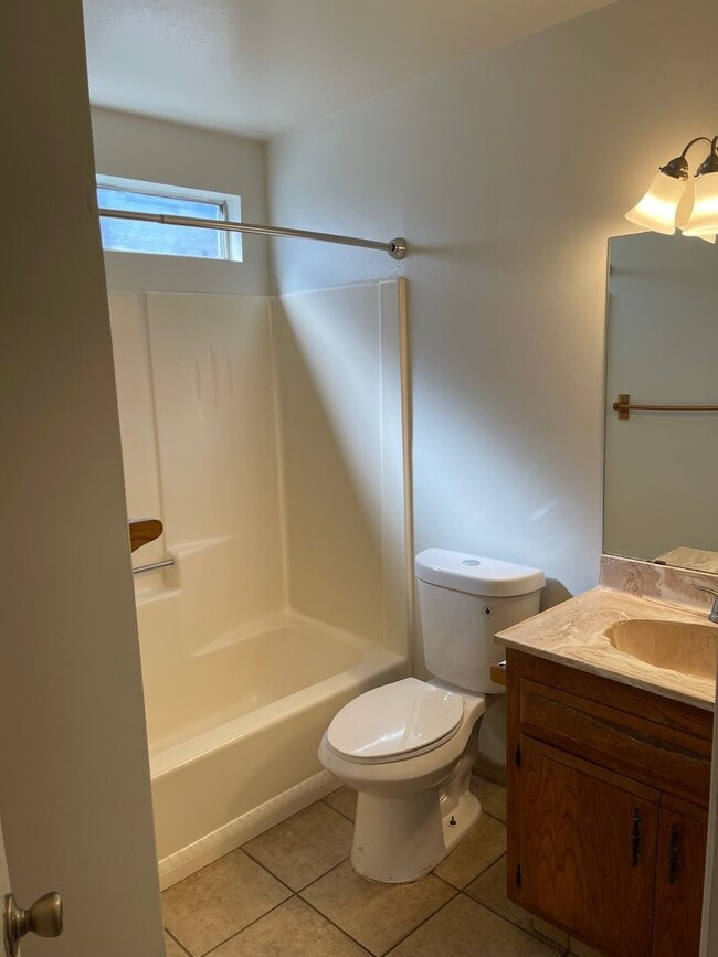 Building Photo - Large 3 Bedroom, 2 Bath Home on NE